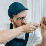 Riconoscere i segni d'effrazione in casa: come farlo e cosa fare dopo aver subito una rapina